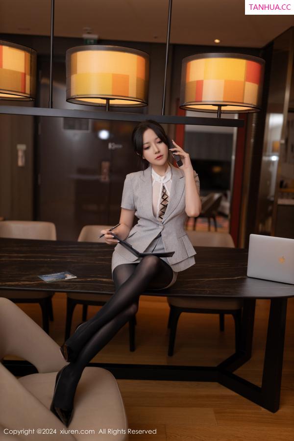 鱼子酱fish  [XiuRen]高清写真图 2024.09.20 No.9189 鱼子酱Fish 黑丝美腿第9张图片